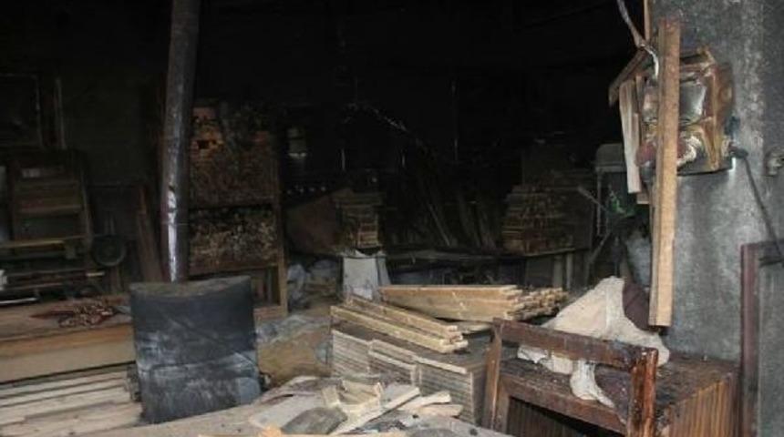 Patronuna Kızan Iş&ccedil;i, Işyerini Ateşe Verdi