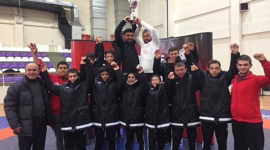 Korkuteli Güreş Eğitim Merkezi Şampiyon Oldu