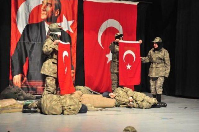 Bitlis'teki 'çanakkale Geçilmez' Oyunu Duygulu Anlar Yaşattı