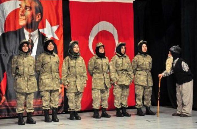 Bitlis'teki 'çanakkale Geçilmez' Oyunu Duygulu Anlar Yaşattı