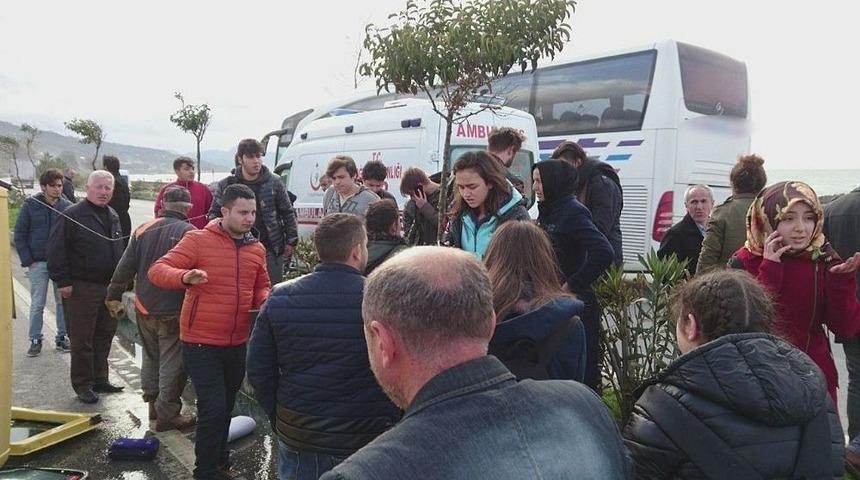 Lastiği Patlayan Servis Minibüsü Takla Attı, Öğrenciler Ölümden Döndü