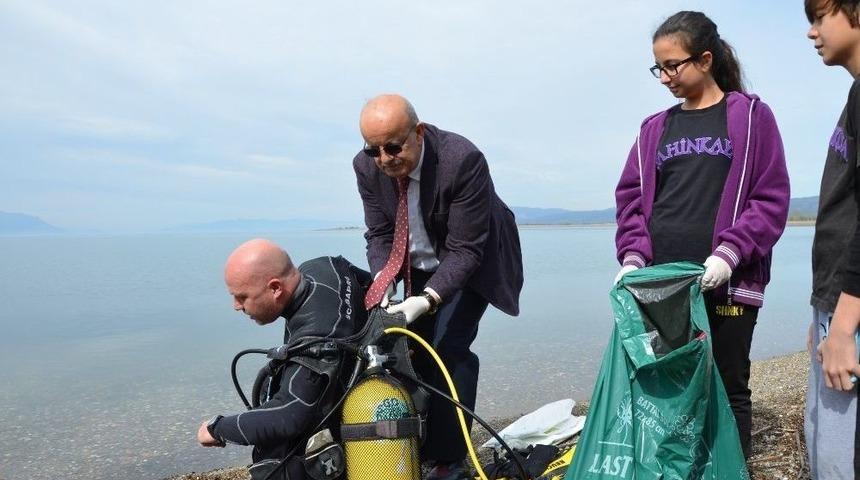 Sargın, Dalgı&ccedil;lar Ve &Ouml;ğrenciler İle Sahili Temizledi