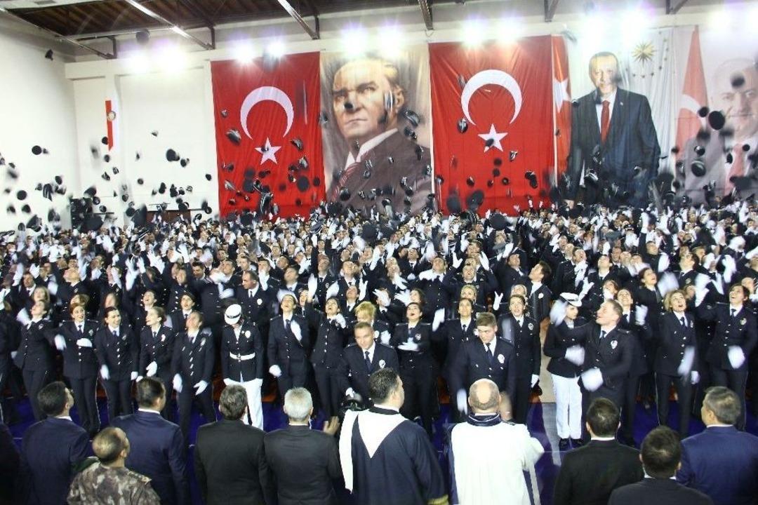 Eğitimlerini Tamamlayan 976 Polis, Komiser Yardımcısı R&uuml;tbesiyle Mezun Oldu