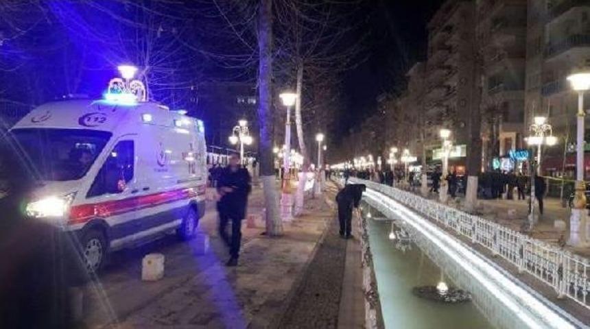 Kafede Silahlı &Ccedil;atışma: 3 &Ouml;l&uuml;, 9 Yaralı