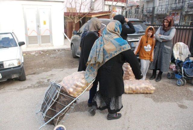 Mültecilere Patates Yardımı