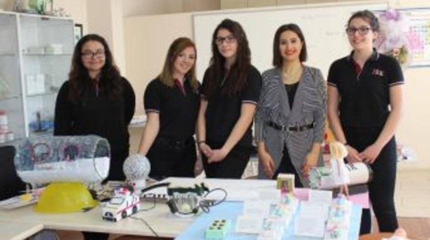 Kullanılmayan Kağıt Ve Plastiklerden Ambulans Tasarladılar