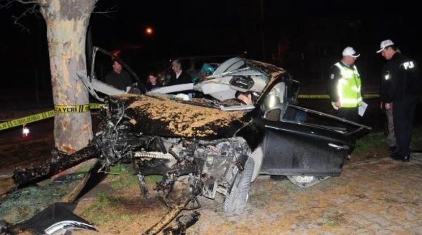 Otomobil Ağaca &Ccedil;arptı: 1 &Ouml;l&uuml;, 1 Yaralı