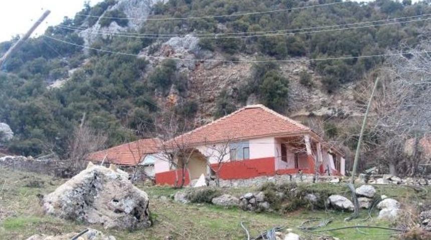 Kumluca'da Heyelan Nedeniyle 12 Ev Boşaltıldı