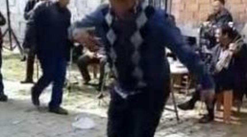 Dans Ederken Kendinden Ge&ccedil;ti