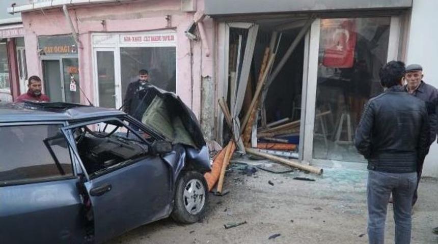 Polisten Ka&ccedil;arken Otomobiliyle Işyerine Girdi