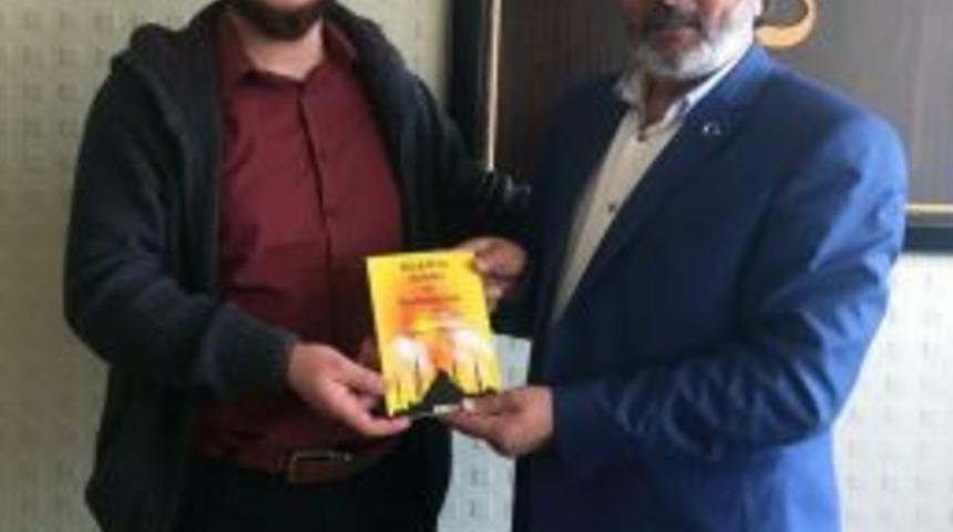 Mehmet Tura&ccedil;&ccedil;ı, Kitabının Gelirini Yetim &Ccedil;ocuklara Bağışladı