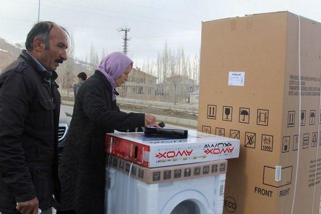 Eşi Cezaevinde Olan Kadına Kaymakamlık Sahip Çıktı