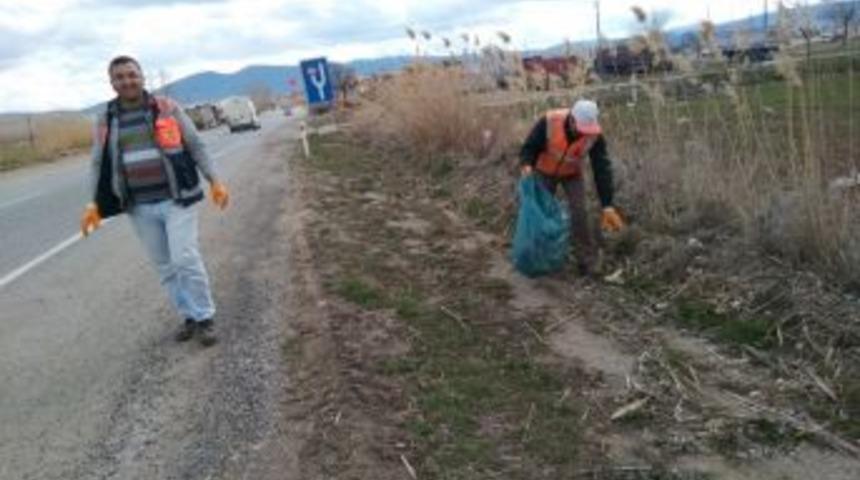 Karayolu Kenarları &Ccedil;&ouml;plerden Temizleniyor