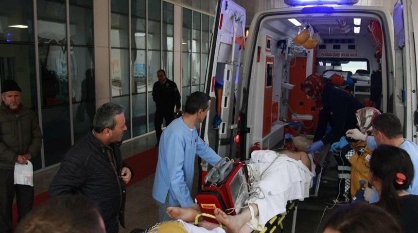 Otomobille &Ccedil;arpışan Motosiklet S&uuml;r&uuml;c&uuml;s&uuml; Ağır Yaralandı