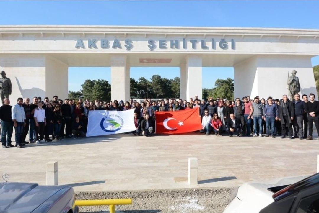 D&uuml;zce &Uuml;niversitesi &Ccedil;anakkale Ziyaretiyle &Ouml;ğrencilerine Milli Birlik Ruhunu Aşılıyor