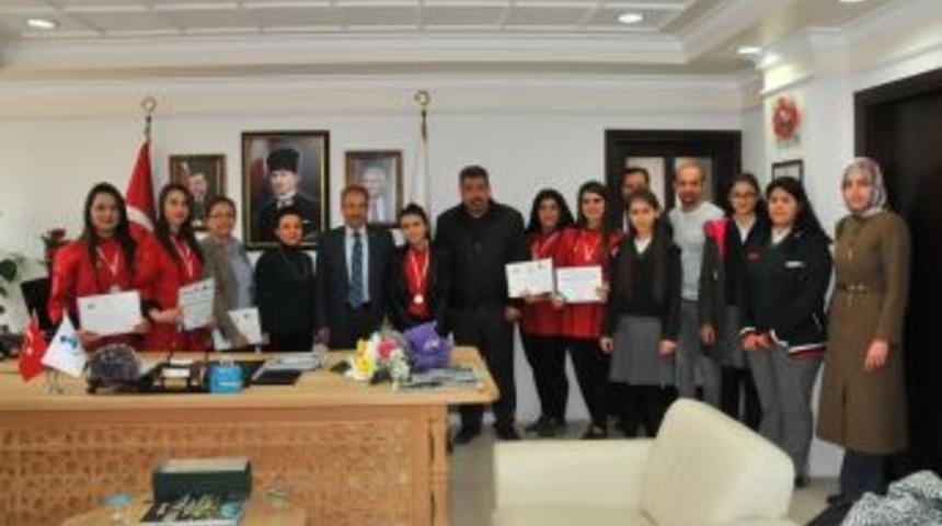 G&uuml;m&uuml;ş Madalya Kazanan Ekipten Başkan Akkaya&rsquo;ya Ziyaret