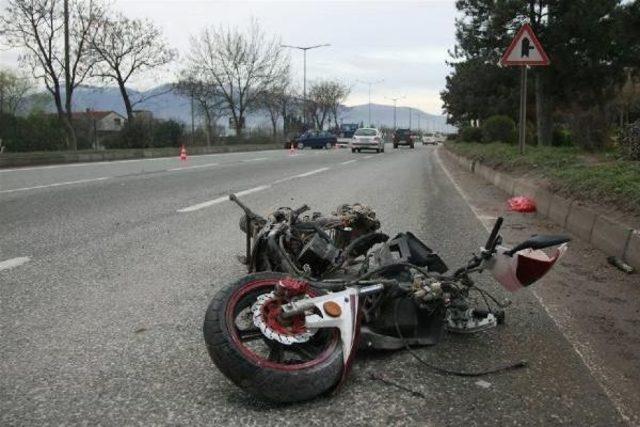 Otomobille Çarpışan Motosiklet Sürücüsü Ağır Yaralandı