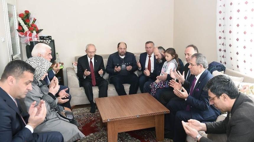 Kılı&ccedil;daroğlu Şehit Ailesini Ziyaret Etti