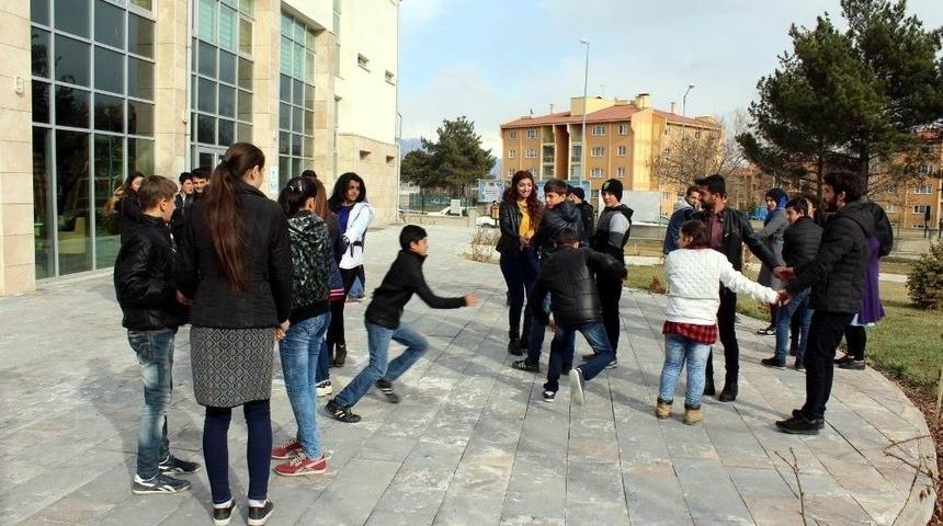 Gen&ccedil;lik Merkezinden T&uuml;rk D&uuml;nyası Ve T&uuml;rk Toplulukları Haftası Kutlaması