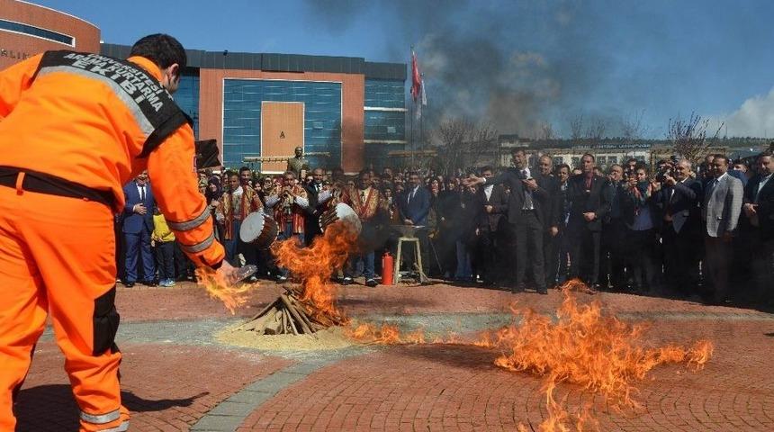 Nevruz Ateşi Yakarken Kendini Yakıyordu