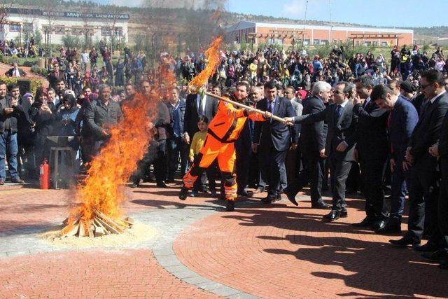 Nevruz Ateşi Yakarken Kendini Yakıyordu