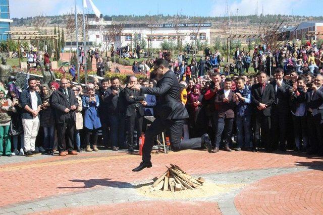 Nevruz Ateşi Yakarken Kendini Yakıyordu