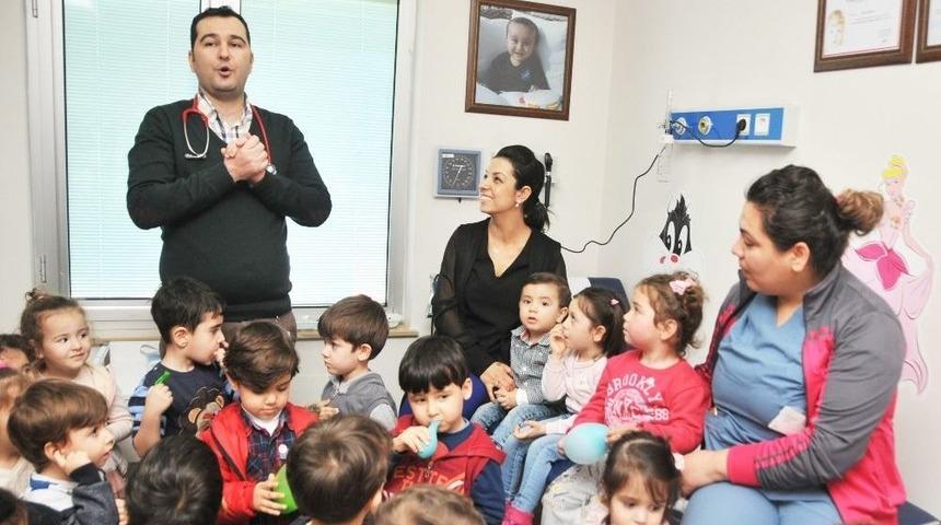 Minikler Sağlık Bilgilerini Hastanede Doktordan Aldı