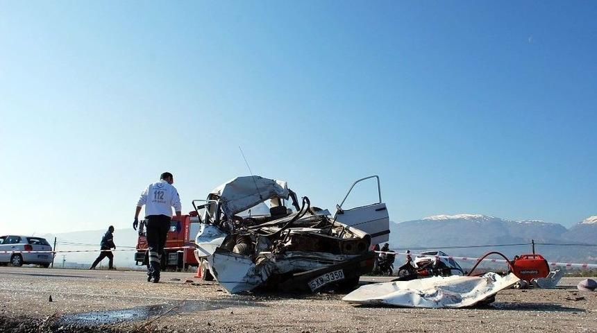 Manisa&rsquo;da Feci Kaza: 3 &Ouml;l&uuml;