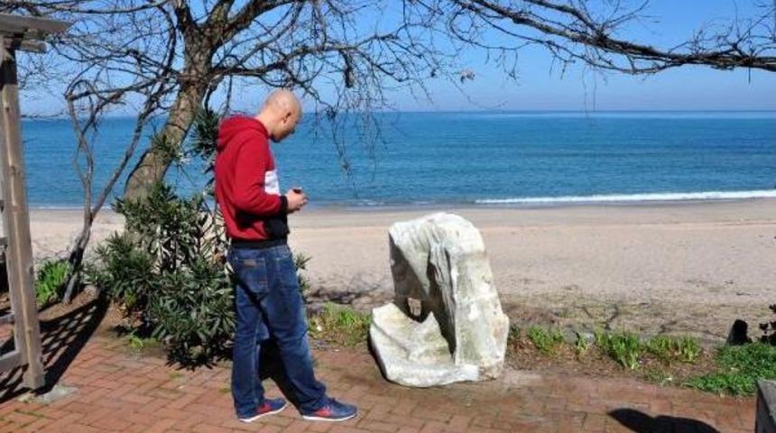 Denizden Tahtta Oturan Erkek Heykeli &Ccedil;ıktı