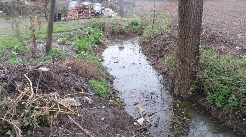 &Ccedil;ocuk Parkı Yanındaki Lağım Kanalı Tehlike Sa&ccedil;ıyor