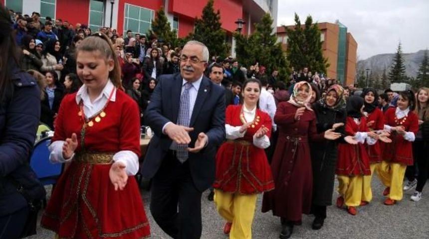 Tokat'ta Protokol &Uuml;yeleri Nevruz Ateşinden Atladı