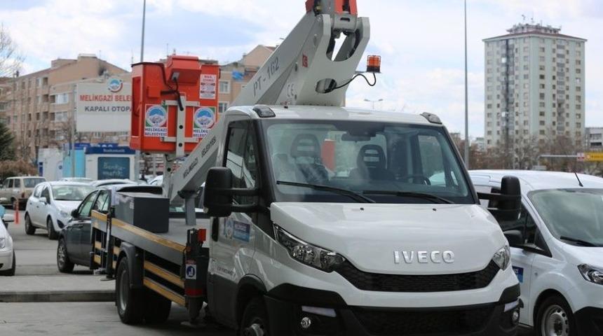 Melikgazi Belediyesine 2 Seyyar Tamir Aracı İle 1 Ağa&ccedil; Budama Aracı Alındı