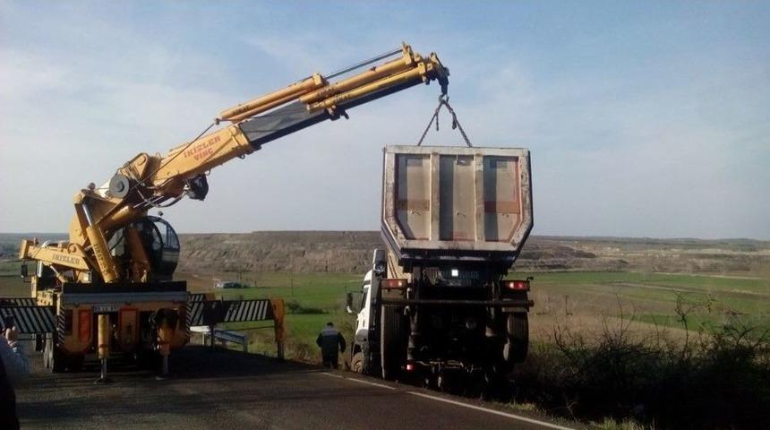 Yoldan &Ccedil;ıkan Tır Devrilmenin Eşiğinden D&ouml;nd&uuml;