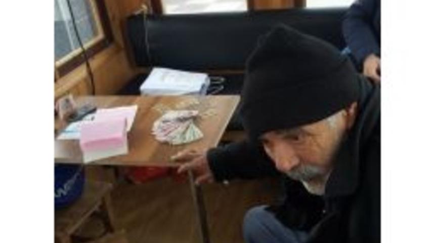 Dilenen Yaşlı Adama Zabıta Ekipleri M&uuml;dahale Etti