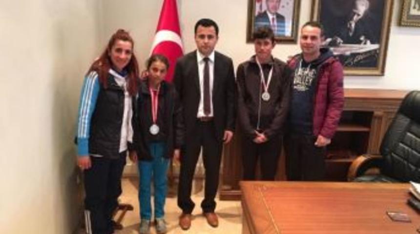 Kaymakam Uzan Şampiyonları &Ouml;d&uuml;llendirdi