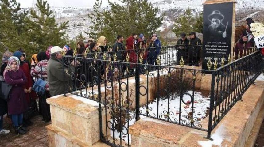 Halk Ozanı Aşık Veysel, Mezarı Başında Anıldı