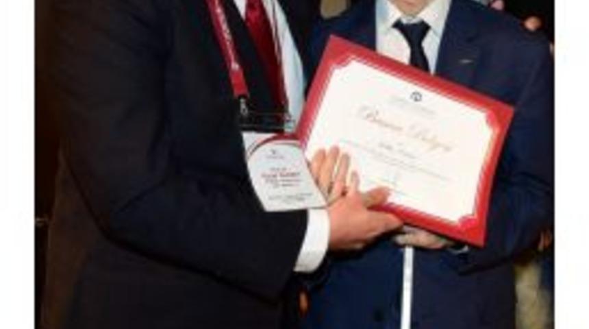 A&ouml;f Engelleri Aşıyor