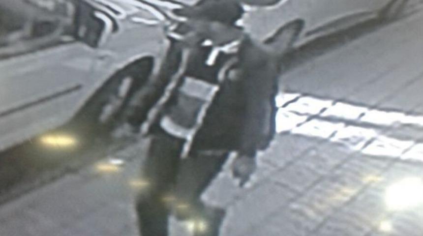 Buji İle Otomobilin Camını Kırıp Hırsızlık Yaptı