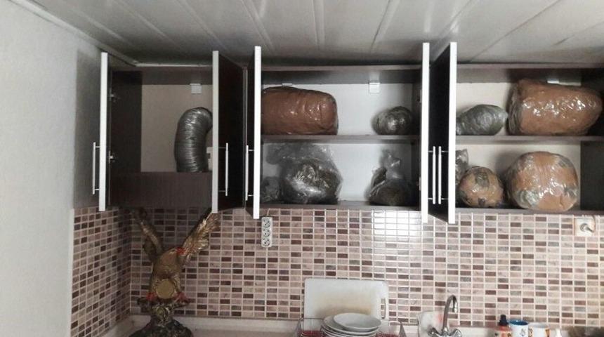 İzmir Polisinden Esrar Ka&ccedil;ak&ccedil;ılarına Darbe