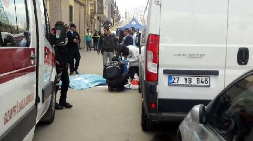 Ayrı Yaşadığı Eşini Sokakta Tabancayla &Ouml;ld&uuml;r&uuml;p, Intihar Etti