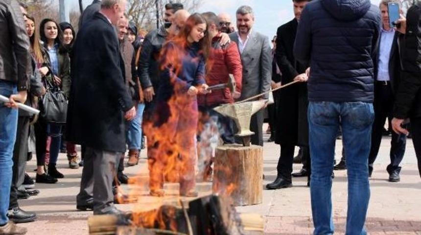 &Uuml;niversiteliler Ateş Yakıp, Demir D&ouml;verek Nevruzu Kutladı