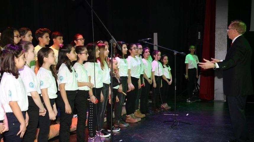 Zaferin Coşkusu Salonlara Sığmadı