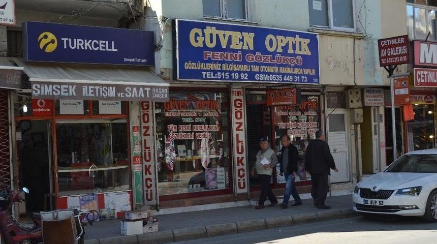 İş Yerine K&uuml;rekle Saldırı Kamerada