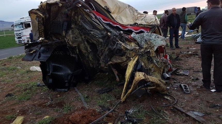 Nusaybin&rsquo;de Trafik Kazası: 2 &Ouml;l&uuml;