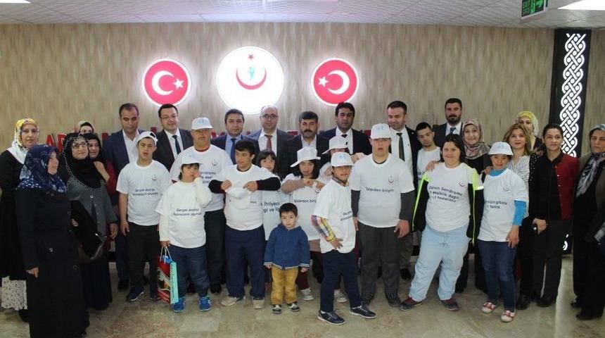 Down Sendromlu &Ccedil;ocuklar Hastaneyi Gezdi