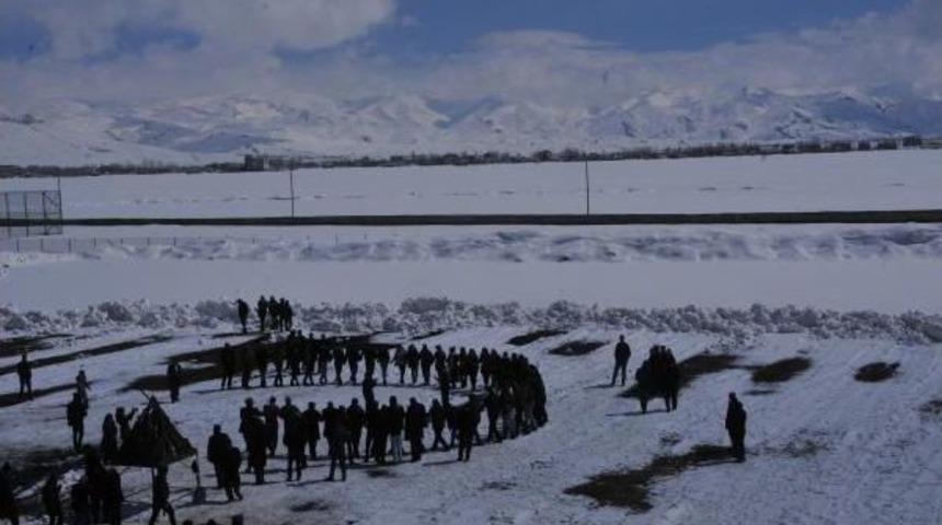 Y&uuml;ksekova'da Nevruzda 'apo' Sloganına Polis Madahale Etti
