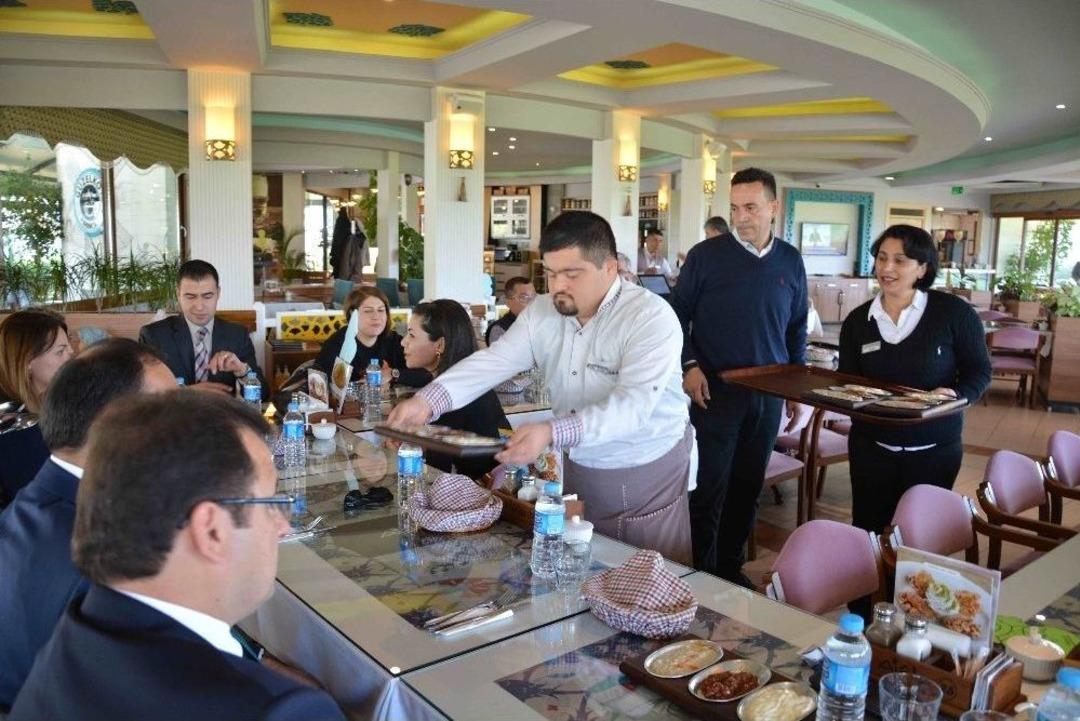 Protokole &Ouml;ğle Yemeğinde &Ouml;zel Servis