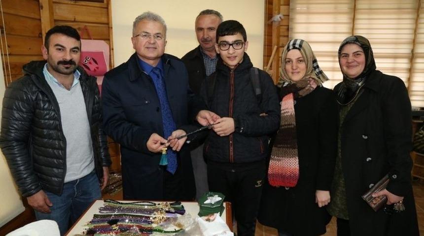 Başkan Kasap&rsquo;a Yaptığı Tespihi Hediye Etti