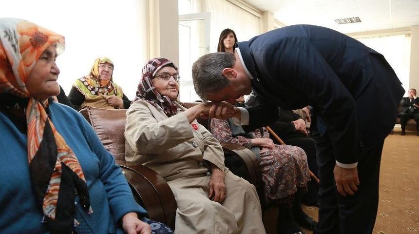 Başkan Tahmazoğlu Yaşlılar Haftasını Kutladı