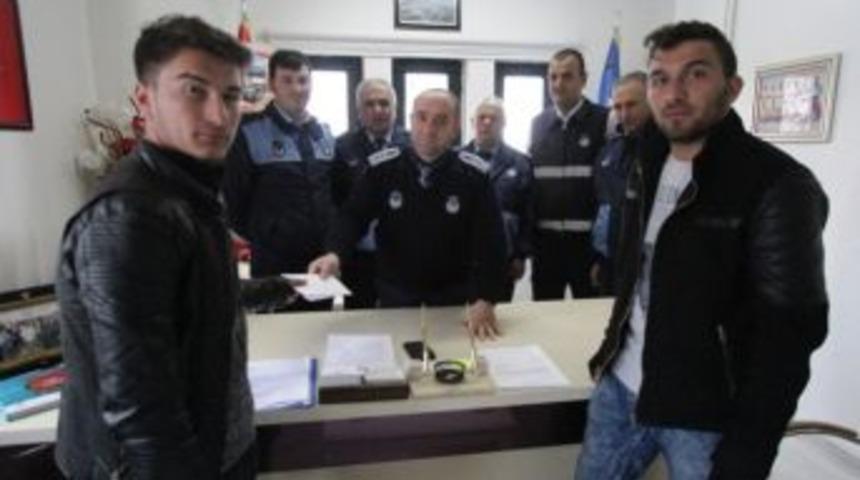 Üniversite Öğrencilerinden Örnek Davranış